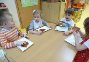 15 Dzieci zjadają pizzę